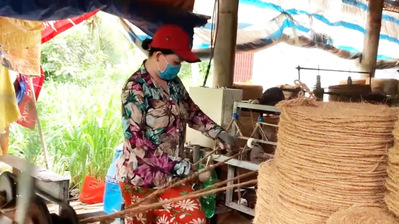 Cơ sở sản xuất chỉ sơ dừa tại chợ dừa Sông Thơm. Ảnh: TÍN HUY