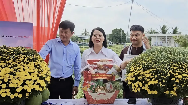 Đại diện Đảng ủy, UBND xã Chợ Lách cùng nhà sáng tạo nội dung livestream giải cứu cúc mâm xôi cho bà con