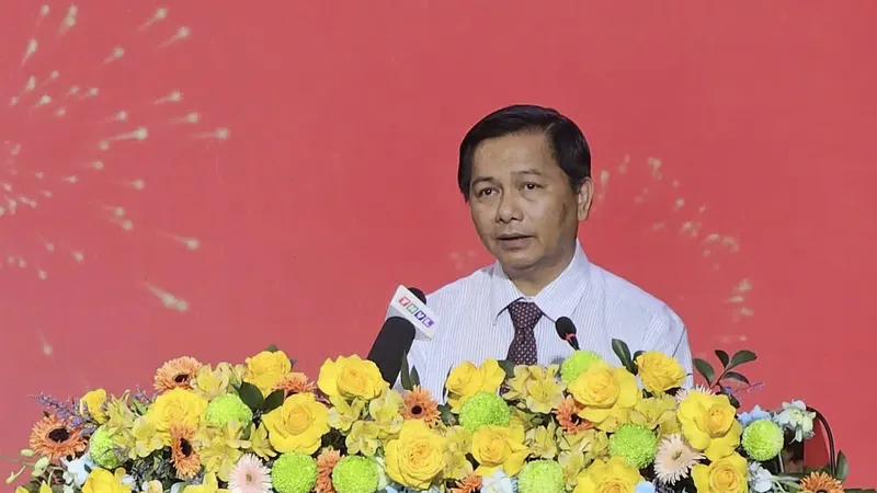 Đồng chí Trần Văn Lâu, Ủy viên Trung ương Đảng, Bí thư Tỉnh ủy Vĩnh Long phát biểu