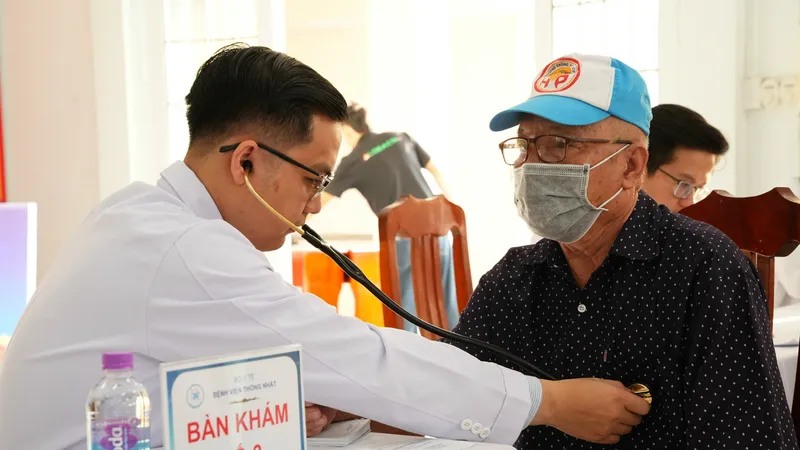 Đoàn y bác sĩ khám bệnh miễn phí cho bà con tỉnh Vĩnh Long