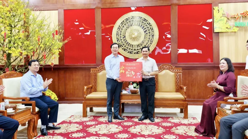 Lãnh đạo TPHCM thăm, tặng quà tết tại tỉnh Vĩnh Long