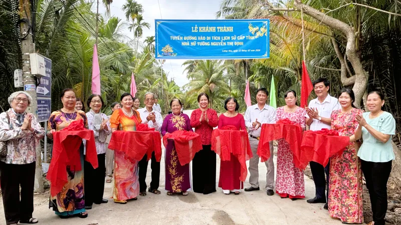 Các đại biểu thực hiện nghi thức khánh thành. Ảnh: HT