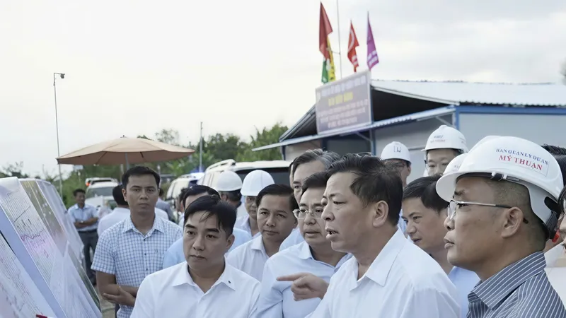 Đoàn công tác của Bộ trưởng Bộ Xây dựng Trần Hồng Minh kiểm tra hiện trường thi công các hạng mục bổ sung thuộc dự án cao tốc Mỹ Thuận – Cần Thơ