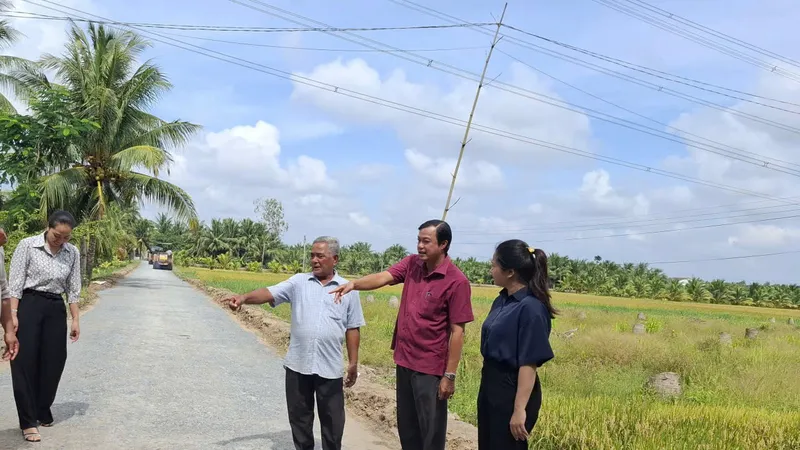 Đảng viên đồng bào Khmer gương mẫu hiến đất làm đường. Ảnh: SƠN MÃ LAI