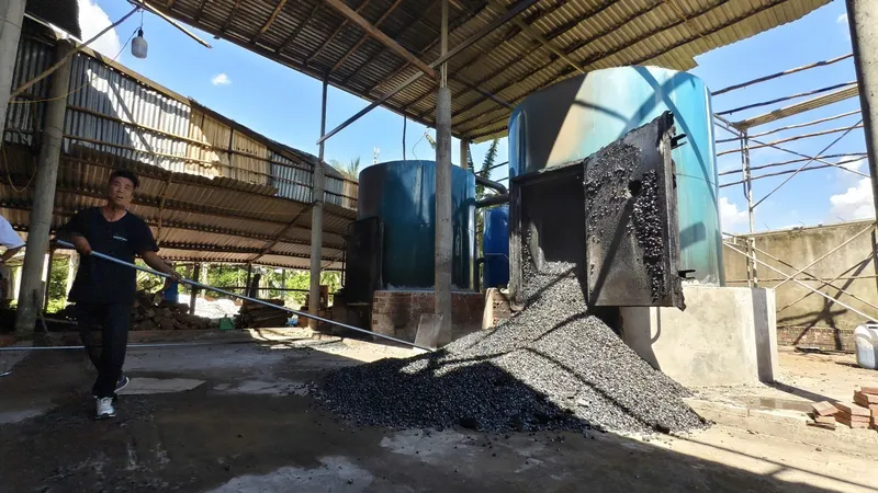 Gáo dừa được đốt trong hệ thống xử lý bằng công nghệ cho ra than biochar