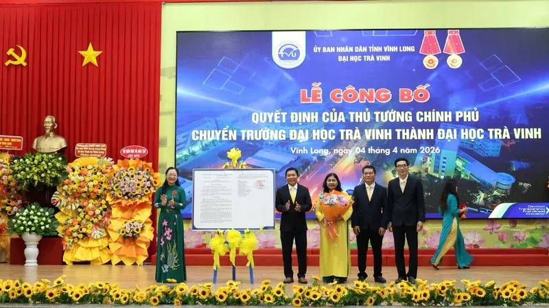 Thứ trưởng Bộ GD-ĐT Nguyễn Thị Quyên Thanh trao quyết định của Thủ tướng Chính phủ đến ĐH Trà Vinh.