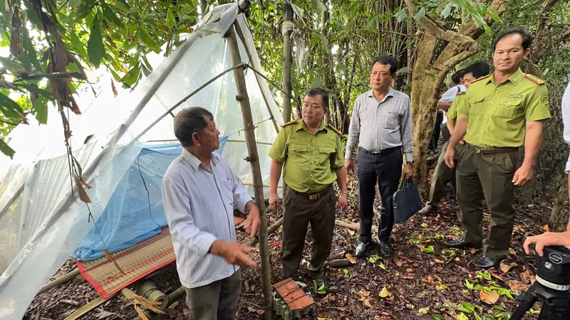 Ngành chức năng khảo sát vườn chim Hai Chìa tại xã Trà Côn. Ảnh: TRẦN LỘC