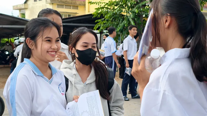 Thí sinh tại điểm thi Trường THPT Tân Lược (xã Tân Lược, tỉnh Vĩnh Long) phấn khởi sau khi hoàn thành bài thi môn Toán 90 phút. Ảnh: TÍN HUY