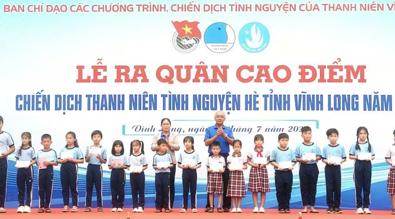 Trao học bổng cho các em học sinh vượt khó học giỏi trên địa bàn tỉnh Vĩnh Long