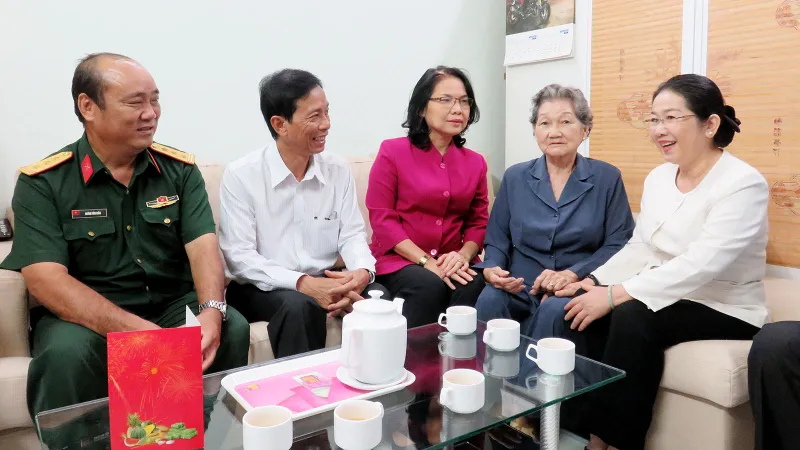 Phó Bí thư Thành ủy TPHCM Võ Thị Dung thăm, chúc tết Mẹ Việt Nam Anh hùng và hộ nghèo