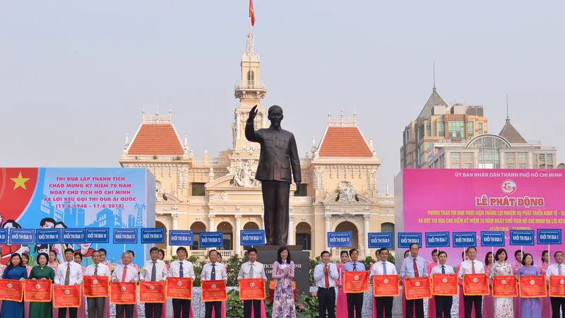  Chủ tịch UBND TPHCM Nguyễn Thành Phong và Phó Chủ tịch UBND TPHCM Nguyễn Thị Thu trao cờ thi đua cho các Cụm trưởng, Khối trưởng thi đua TP. Ảnh: VIỆT DŨNG