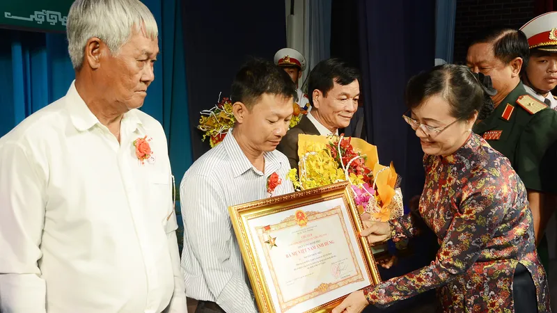  Đồng chí Nguyễn Thị Quyết Tâm trao danh hiệu Mẹ Việt Nam anh hùng cho gia đình các mẹ