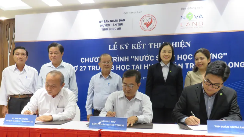 Đại diện các bên ký kết thực hiện chương trình “Nước sạch học đường”