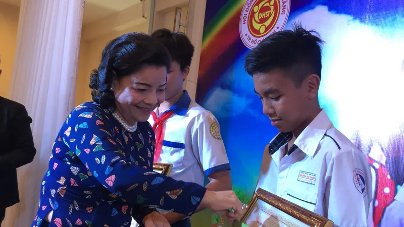 Bà Nguyễn Thị Như Thủy, Chủ tịch Hội đồng hương Sóc Trăng tại TPHCM tuyên dương thiếu nhi học tập tốt.