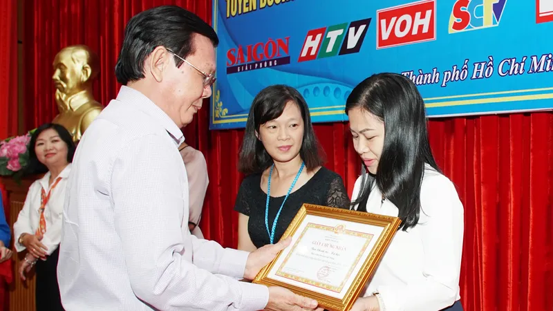 Ông Nguyễn Tấn Phong - Tổng Biên tập Báo SGGP trao Giấy chứng nhận cho các cá nhân và tập thể có thành tích xuất sắc. Ảnh: HOÀNG HÙNG