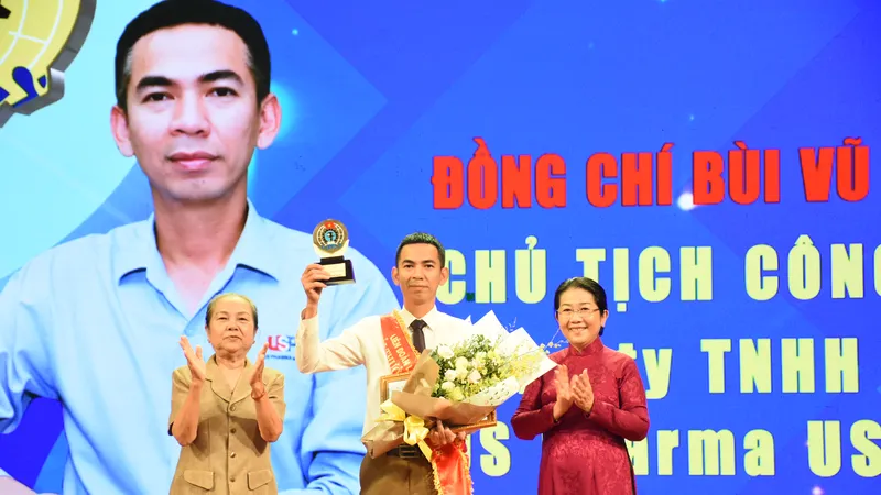 Đồng chí Võ Thị Dung, Phó Bí thư Thành ủy TPHCM trao giải thưởng 28-7 cho Chủ tịch công đoàn cơ sở tiêu biểu
