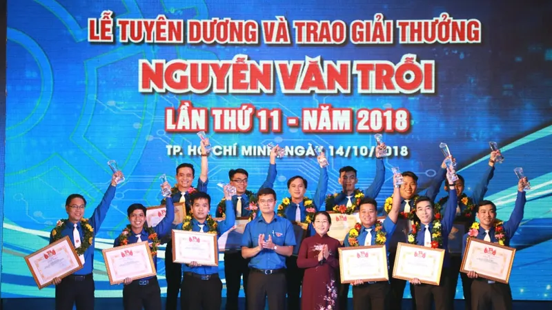 Bà Võ Thị Dung, Phó Bí thư Thành ủy TPHCM chúc mừng các cá nhân đạt giải thưởng Nguyễn Văn Trỗi năm 2018