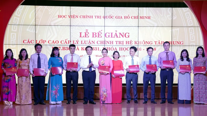 Khen thưởng các học viên đạt thành tích xuất sắc