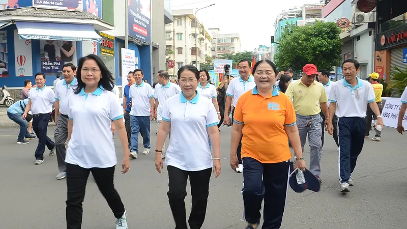 Đồng chí Võ Thị Dung, Phó Bí thư Thành ủy TPHCM tham gia đi bộ gây quỹ vì người nghèo
