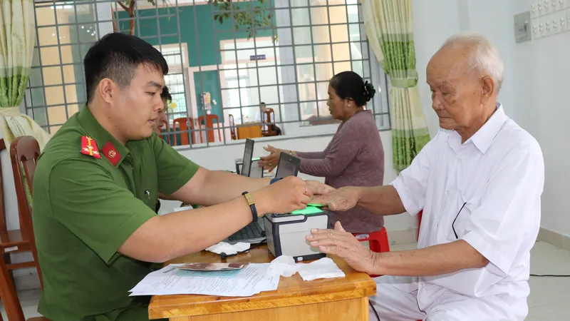 Thực hiện các thủ tục cấp thẻ căn cước công dân cho người dân huyện Cần Giờ