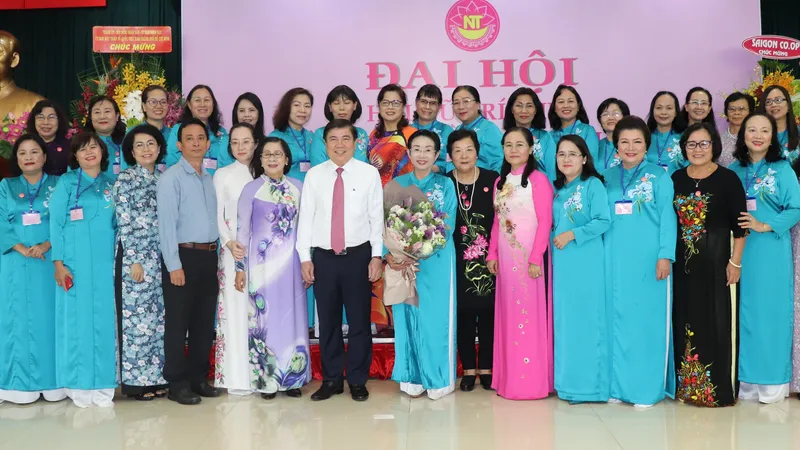 Lãnh đạo TPHCM chúc mừng các nữ trí thức tại Đại hội 