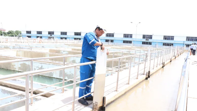 Nhân viên Nhà máy nước Tân Hiệp đóng mở van dẫn nước vào ngăn lắng