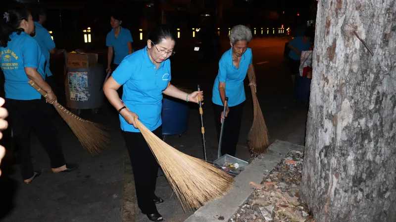 Đồng chí Võ Thị Dung, Phó Bí thư Thành ủy TPHCM cùng phật tử chùa Liên Hoa ra quân dọn vệ sinh đường phố vào ngày cuối năm