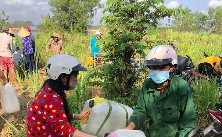 Người dân Bến Tre vui mừng nhận nước ngọt tiếp sức từ TPHCM