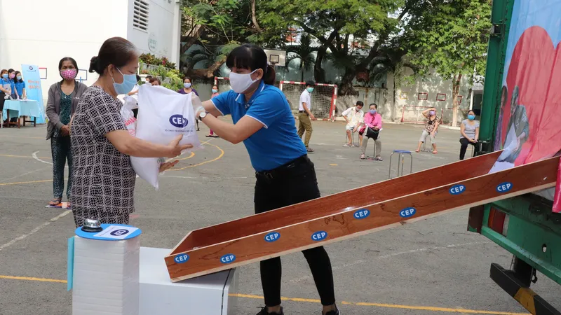 CEP trao quà cho hơn 625 lao động nghèo