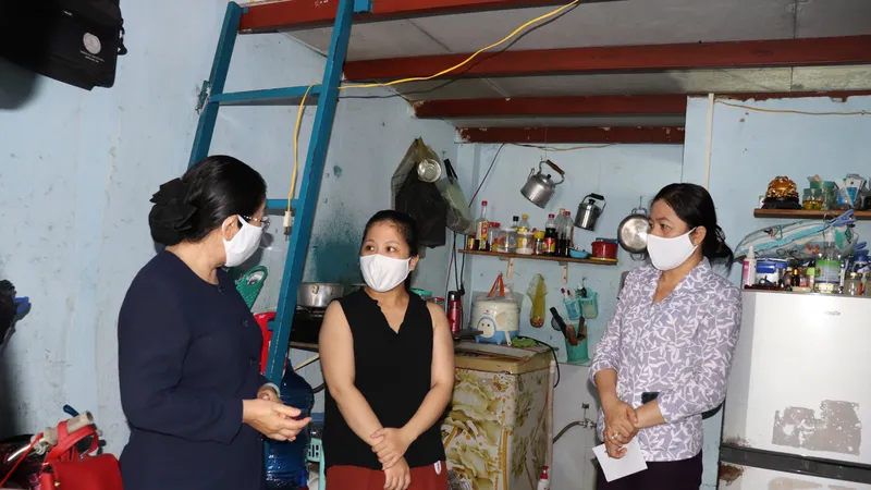 Đồng chí Võ Thị Dung, Phó Bí Thư Thành ủy TPHCM thăm phòng trọ công nhân tại quận Tân Bình