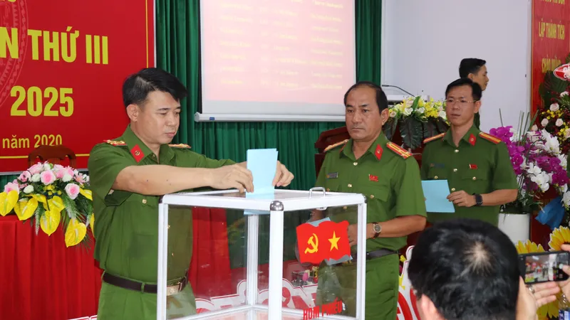 Các đại biểu bầu Ban chấp hành Đảng bộ Trung đoàn CSCĐ Đông Nam TPHCM