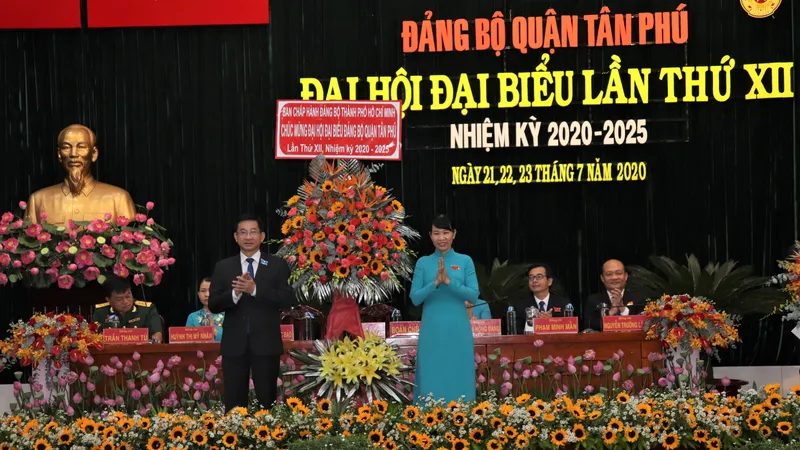 Đồng chí Dương Ngọc Hải tặng hoa chúc mừng Đại hội Đảng bộ quận Tân Phú 