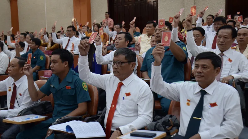 Đại biểu tham dự Đại hội Đảng bộ quận Tân Phú thông qua Nghị quyết nhiệm kỳ mới