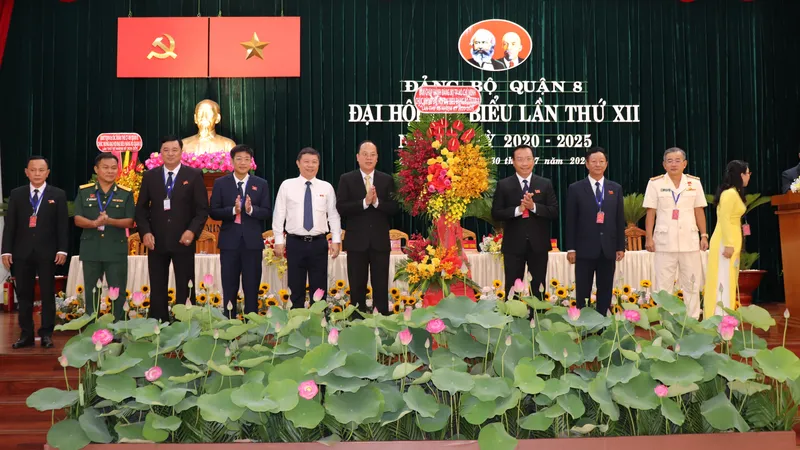 Lãnh đạo TPHCM tặng hoa chúc mừng Đại hội Đảng bộ quận 8