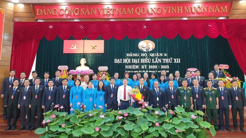 Ban chấp hành nhiệm kỳ mới Đảng bộ quận 8 ra mắt đại biểu