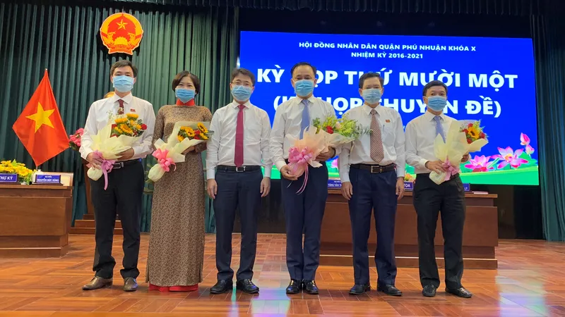 Đồng chí Phạm Hồng Sơn, Bí thư Quận ủy Phú Nhuận chúc mừng Chủ tịch và các Phó Chủ tịch UBND quận được bầu tại kỳ họp
