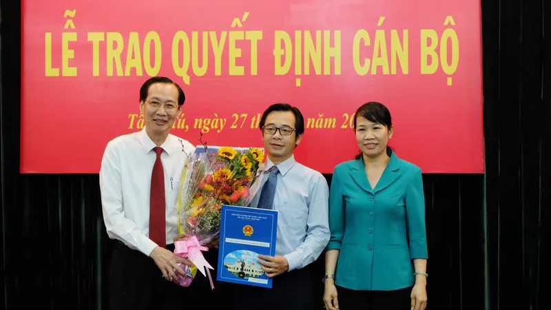 Đồng chí Lê Thanh Liêm, Phó Chủ tịch Thường trực UBND TPHCM trao quyết định cho đồng chí Phạm Minh Mẫn 