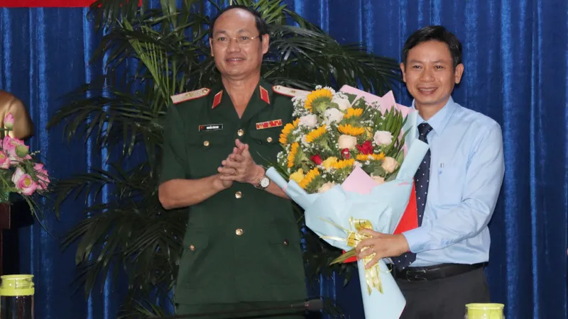 Thiếu tướng Nguyễn Văn Nam chúc mừng đồng chí Lê Văn Chiến nhận nhiệm vụ mới