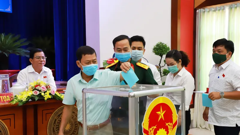 Các đại biểu HĐND quận 4 bầu cử chức danh Chủ tịch UBND quận 