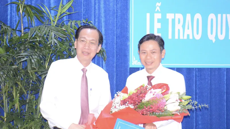 Đồng chí Lê Thanh Liêm, Phó Chủ tịch Thường trực UBND TPHCM trao quyết định cho đồng chí Lê Văn Chiến