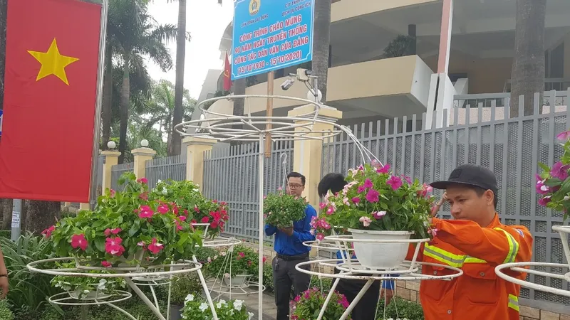 Làm đẹp đường An Dương Vương từ 1.000 chậu hoa