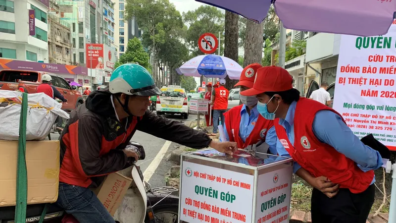 Người dân quyên góp tiền tại thùng đặt trước Hội Chữ thập đỏ TPHCM