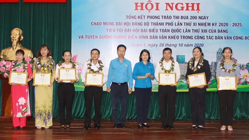 Trao kỷ niệm chương “Vì sự nghiệp xây dựng phong trào công đoàn” cho các cá nhân tiêu biểu