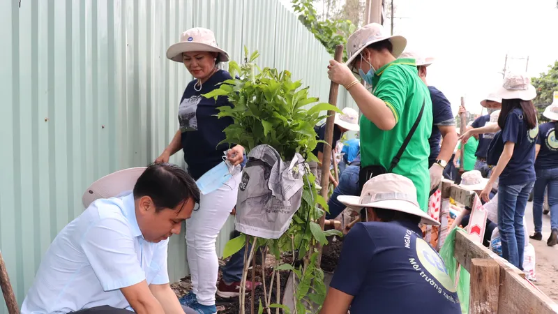 Nhân viên CEP cùng người dân trồng cây xanh trên tuyến đường Bình Long