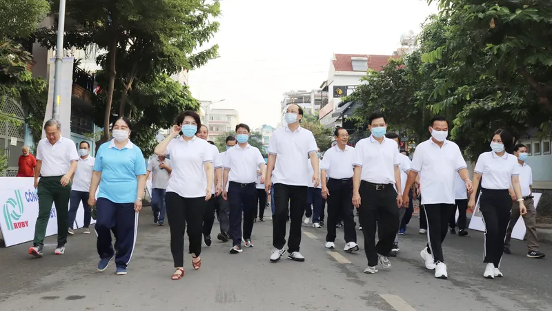 Lãnh đạo TP và quận Phú Nhuận tham gia đi bộ sáng 22-11
