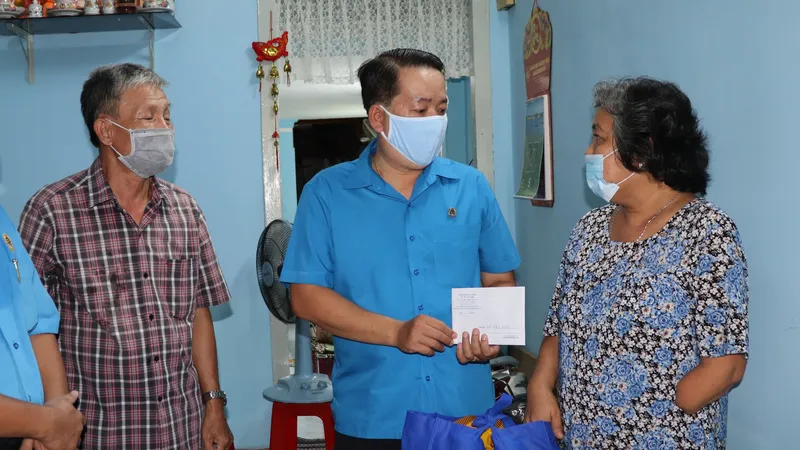 Thăm, động viên công nhân bị tai nạn lao động
