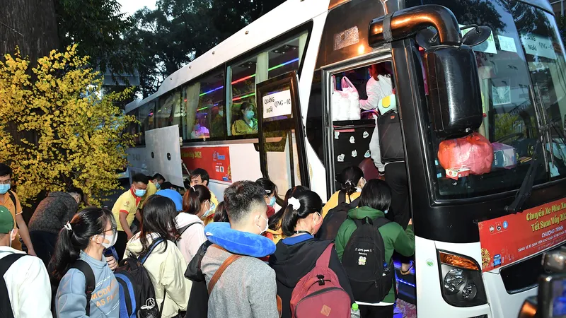 Chuyến xe mùa xuân đưa sinh viên, người lao động về quê ăn tết. Ảnh: VIỆT DŨNG