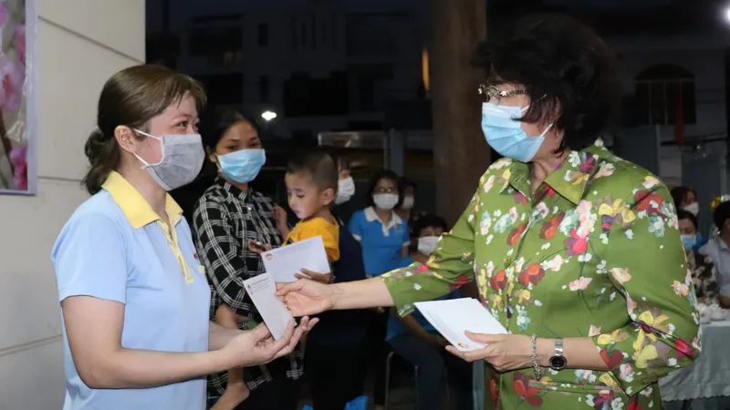 Đồng chí Tô Thị Bích Châu, Chủ tịch Ủy ban MTTQ Việt Nam TPHCM trao quà nữ công nhân khó khăn tối 4-2
