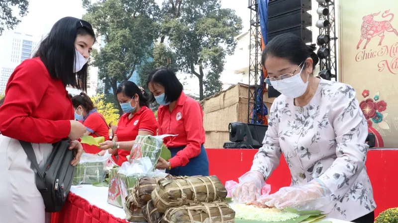 Gói bánh tét, bánh chưng tặng công nhân tại các khu nhà trọ