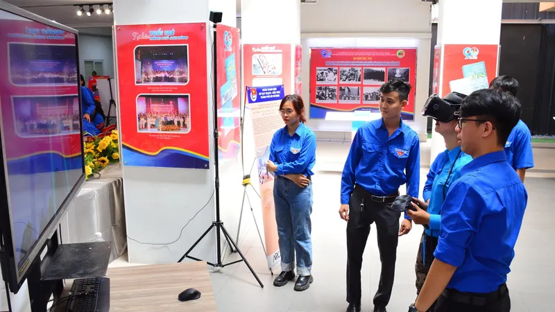 Đoàn viên, thanh niên trải nghiệm thực tế ảo tại triển lãm trong ngày hội thanh niên năm 2021